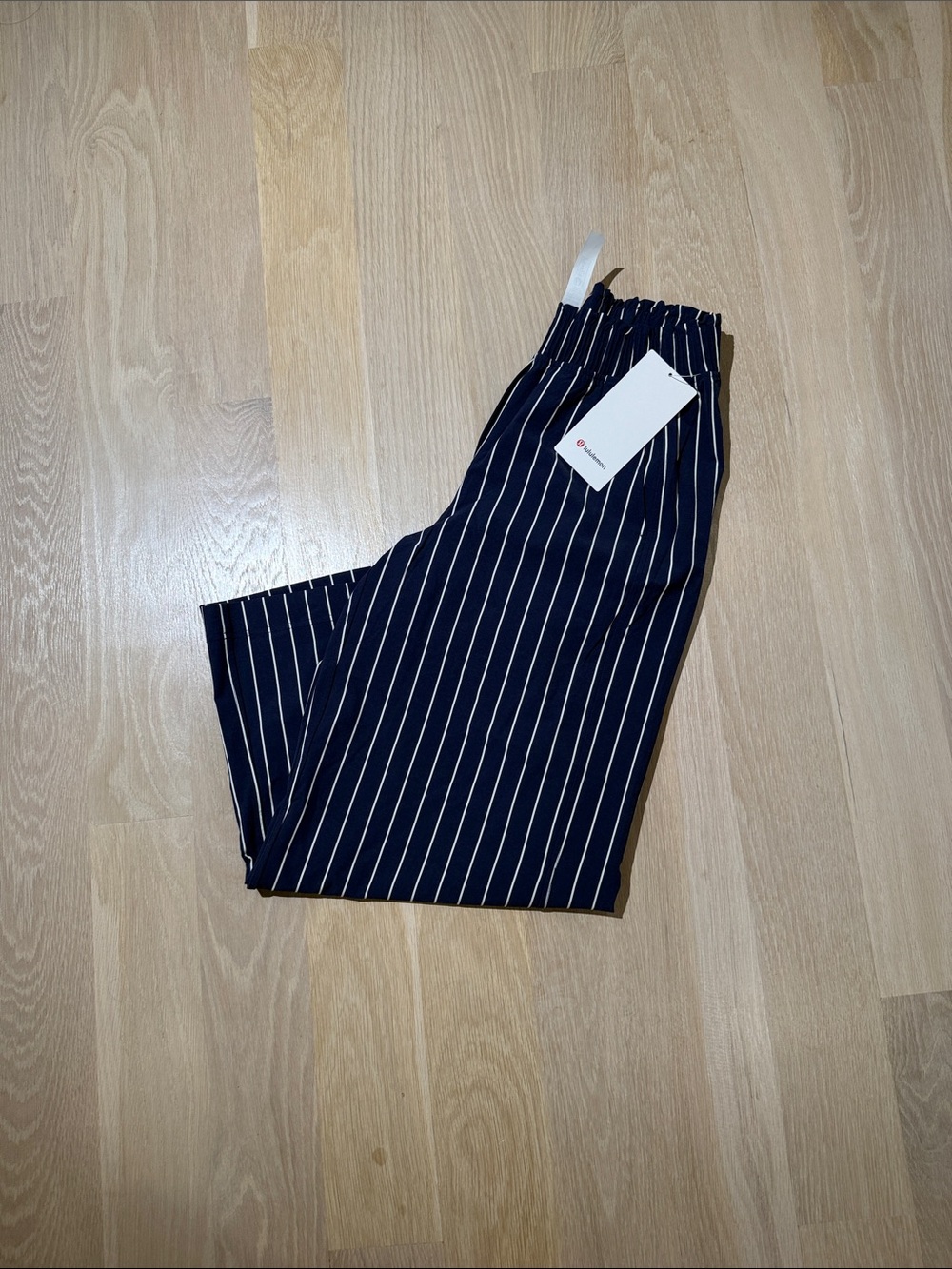 Lululemon stretch woven ruffle waist wide leg crop